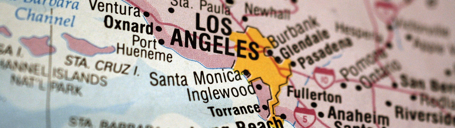 Banner ng pinalaking mapa ng County ng Los Angeles na itinatampok ang Los Angeles at ang mga nakapalibot na mga munisipalidad.
